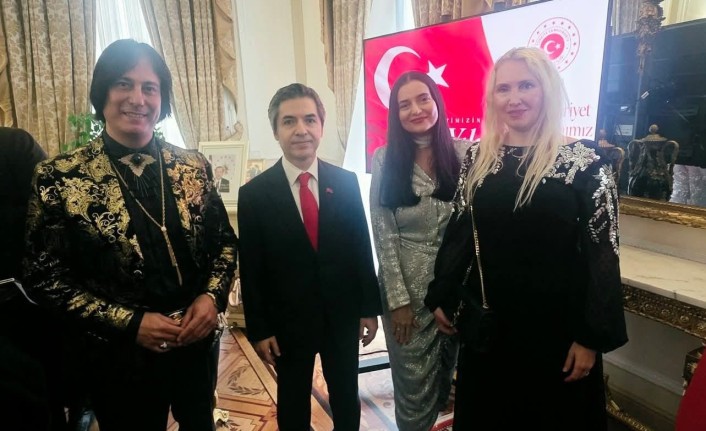Cumhuriyetimizin 103. yılı Londra Büyükelçiliği'nde coşkuyla kutlandı: Tubsiad ve Turan Basın Teşkilatı temsil edildi