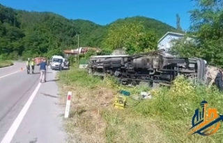 KASTAMONU’DA GIDA YÜKLÜ TIR ŞARAMPOLE DEVRİLDİ:...